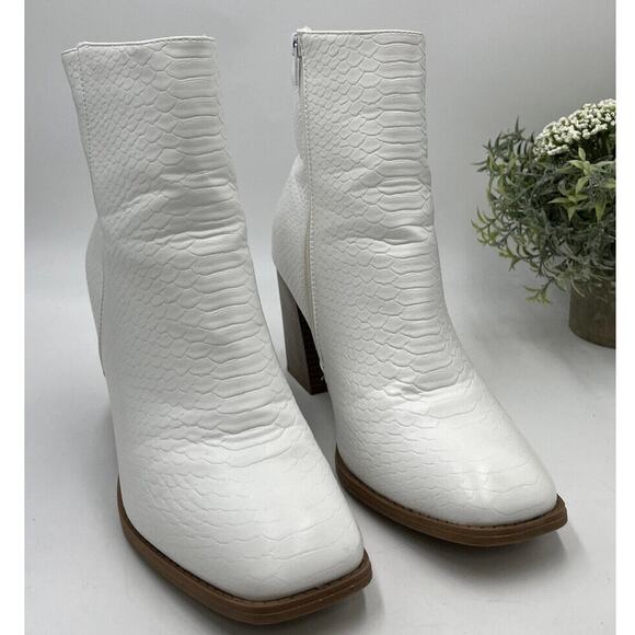 Altar’d State Retro White Faux Croc-Skin Ankle Boots Block Heel Side Zip Sz 10 - Picture 1 of 16
